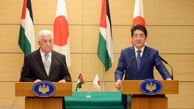 الرئيس الفلسطيني ورئيس وزراء اليابان خلال مؤتمر صحفي في طوكيو - 15 فبراير 2016