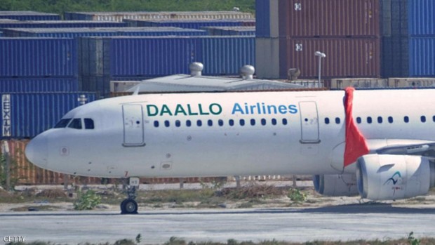 الطائرة المستهدفة إثر هبوطها اضطراريا في مطار مقديشو