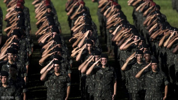 القوات البرازيلية مهمتها توعية البرازيليين بشأن طرق مواجهة البعوض والقضاء عليه