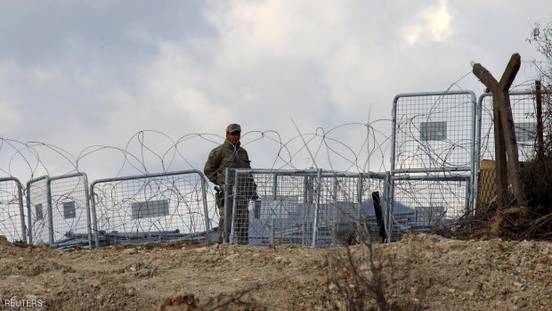 جندي تركي يقوم بأعمال الدورية على الحدود مع سوريا