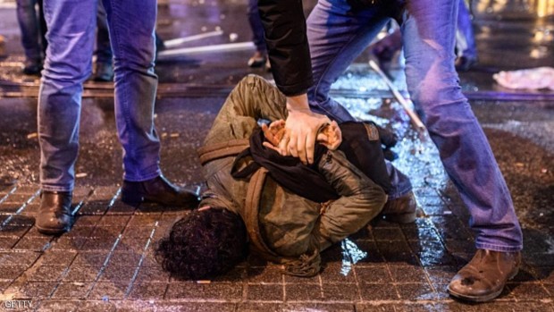 رجال شرطة اتراك بزي مدني يعتقلون شابا خلال مشاركته في مظاهرة في إسطنبول - 8 فبراير 2016