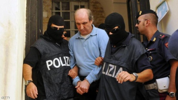 رجال من الشرطة يعتقلون واحد من رجالات المافيا في صقلية