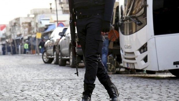 شرطي تركي يسير في شارع في حي سور بمدينة ديار بكر