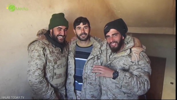 عناصر من حزب الله أثناء حديث ساخر عن الجيش السوري