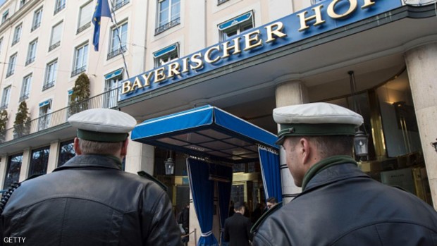 عنصران من الأمن الألماني أمام الفندق المحتضن للمؤتمر