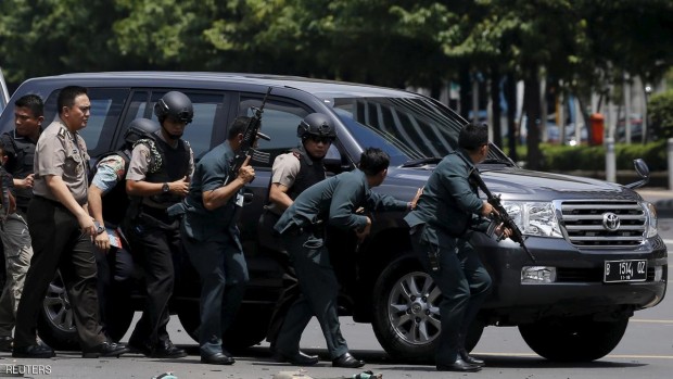 قوات الأمن الإندونيسية أثناء تبادل إطلاق النار مع مسلحين وسط العاصمة جاكرتا