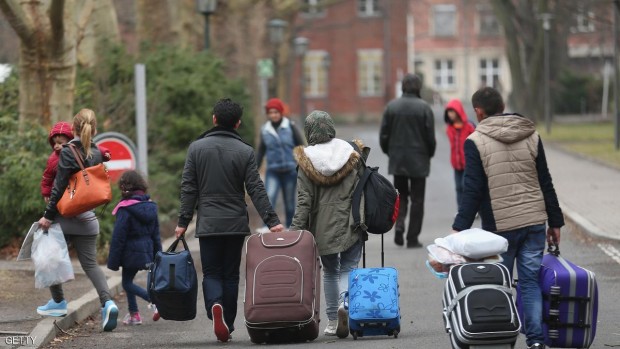 مجموعة من اللاجئين يتوجهون إلى مكتب تسجيل طالبي اللجوء في برلين