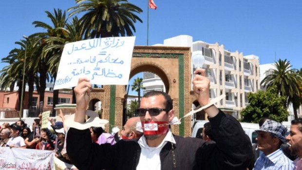 مغاربة يشاركون في مظاهرة أمام وزارة العدل في الرباط