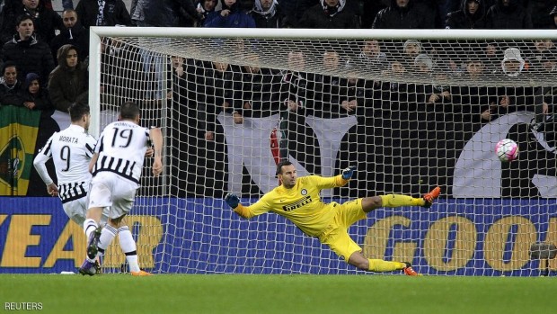 موراتا سجل الهدف الثاني من ضربة جزاء