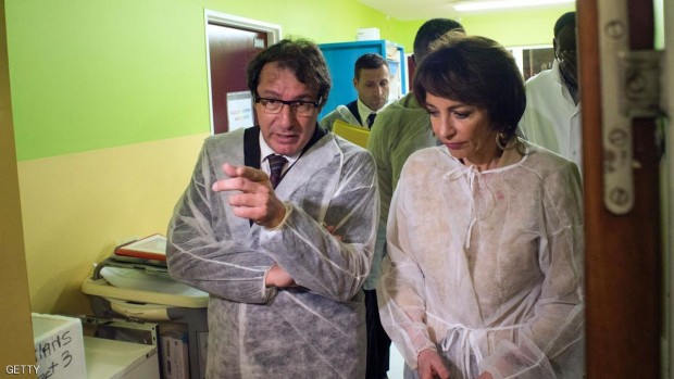 وزيرة الصحة الفرنسية، ماريسول تورين، رفقة أحد زملائها في الحكومة