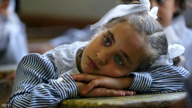 طالبة على مقعد دراستها في أحد مدارس نابلس بالضفة الغربية