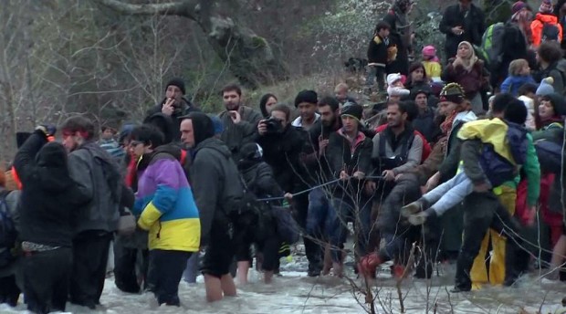 استطاع اكثر من ألفي لاجئ عبور الحدود بين اليونان ومقدونيا