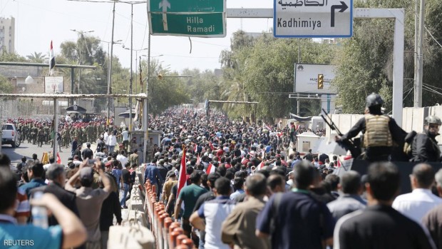 آلاف من المتظاهرين التابعين للزعيم مقتدى الصدر أمام المنطقة الخضراء