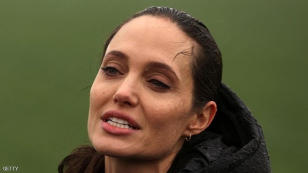 أنجلينا جولي خلال مؤتمرها الصحفي تحت المطر بلبنان