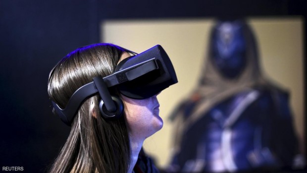 إحدى حاضرات مؤتمر سوني الصحفي تجرب اللعبة