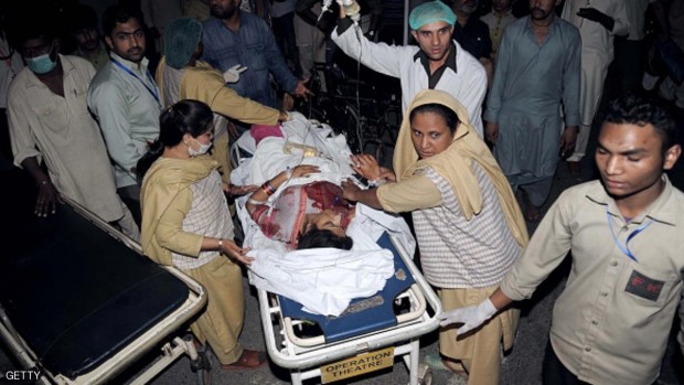 إحدى ضحايا التفجير تصل إلى المستشفى في لاهور - 27 مارس 2016