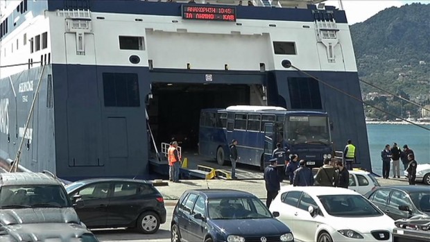 اليونان تنقل الفوج الأول من اللاجئين لمعسكر للتدقيق