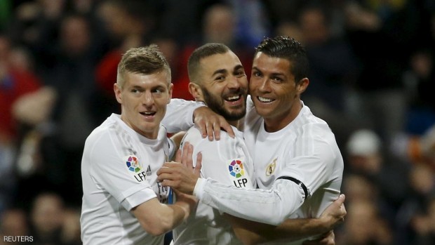 بنزيمة افتتح التسجيل في مرمى إشبيليه تبعه رونالدو الذي رفع رصيده إلى 29 هدفا متصدرا هدافي البطولة