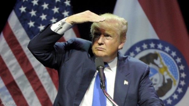 ترامب يمعن النظر في متظاهر اعترض تجمعه الانتخابية بولاية ميزوري