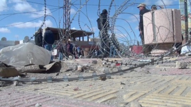 سلك شائك حول مكان هجوم شنه مقاتلون ضد ثكنات الجيش والشرطة في بلدة بنقردان في تونس الاثنين