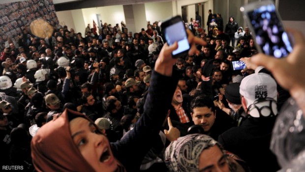 صحفيو "زمان" عقب اقتحام قوات الشرطة لمقر صحيفتهم الجمعة