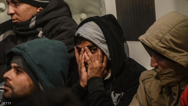 صورة أرشيفية للاجئين سوريين أوقفتهم السلطات التركية في إزمير