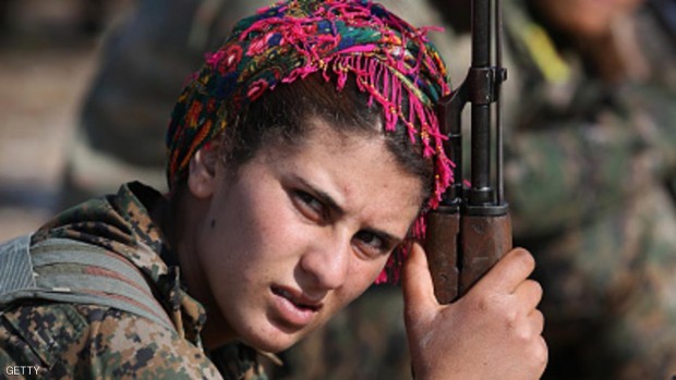 صورة أرشيفية لمقاتلة كردية في الشمال السوري