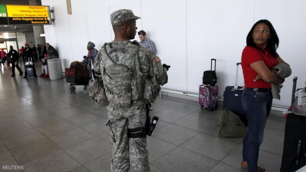 ضابط بالجيش الأميركي يتفقد أمنيا مطار جون كينيدي في نيويورك