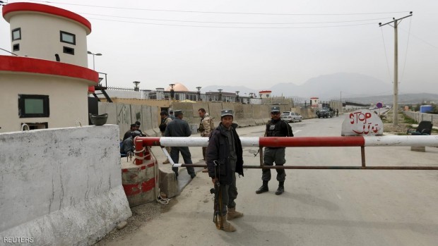 عناصر من الأمن الأفغاني يقفون أمام مقر البرلمان بُعيد تعرضه لقصف بالصواريخ