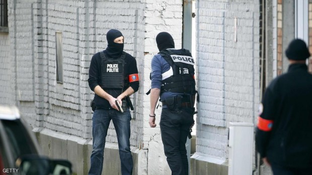 عناصر من الشرطة البلجيكية خلال عملية مداهمة لمنطقة في بروكسل يختبىء بها مطلوبون على صلة بهجمات باريس