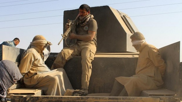 عنصر أمن عراقي رفقة مشتبهين في انتمائهما لتنظيم الدولة