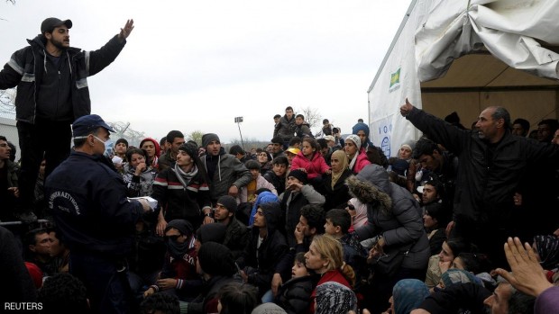 لاجئون ومهاجرون بالقرب من قرية إيدوميني اليونانية الحدودية مع مقدونيا يوم 6 مارس 2016