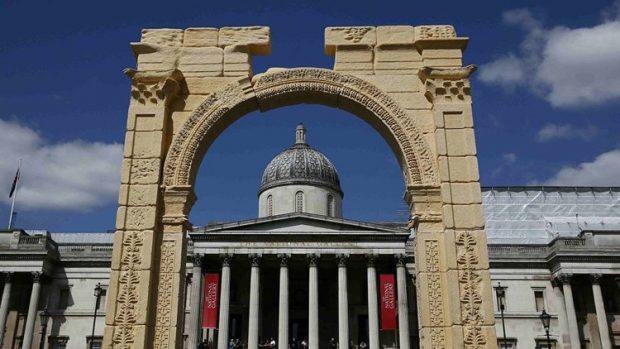 قوس تدمر ينطلق من لندن ليسافر عبر العالم