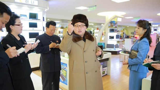 إعلام كوريا الشمالية يقول إن كيم جونغ أون يشرف على التجارب الصاروخية