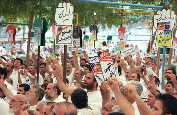 الحجاج الإيرانيون يصرون سنويا على رفع شعارات سياسية خلال الحج