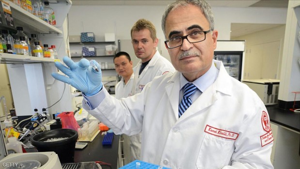 الخليلي يتوسط فريق الباحثين في جامعة تامبا الأميركية