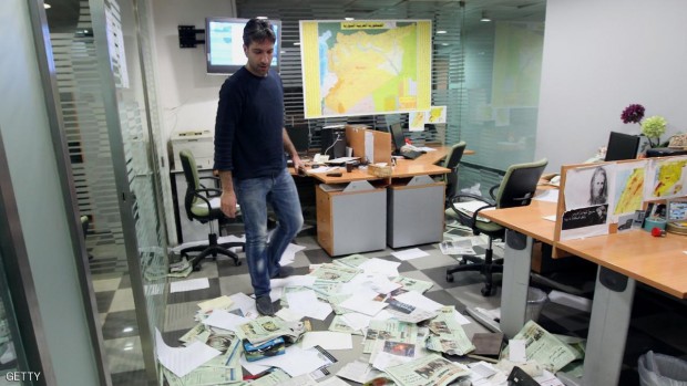 المهاجمون ألقوا بالأوراق والمقاعد على أرض المكتب