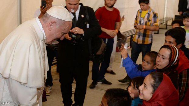 بابا الفاتيكان يلتقي اللاجئين في ليسبوس