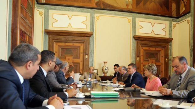 اجتماع محافظ مصرف ليبيا المركزي بمسؤولي التسويق والبطاقات الالكترونية بالمصارف التجارية