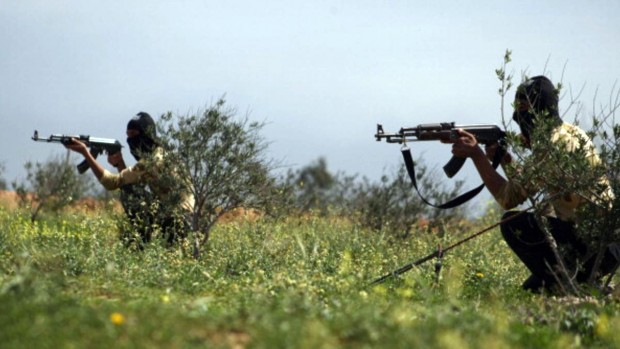 مقاتلان من تنظيم الدولة في دير الزور