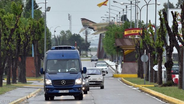 حافلة تقل الصحفيين الثلاثة لدى مغادرتهم المطار في مدريد