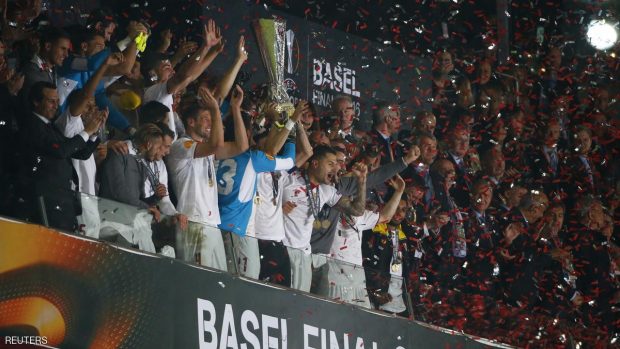 لاعبو إشبيلية يرفعون الكأس الأوروبية