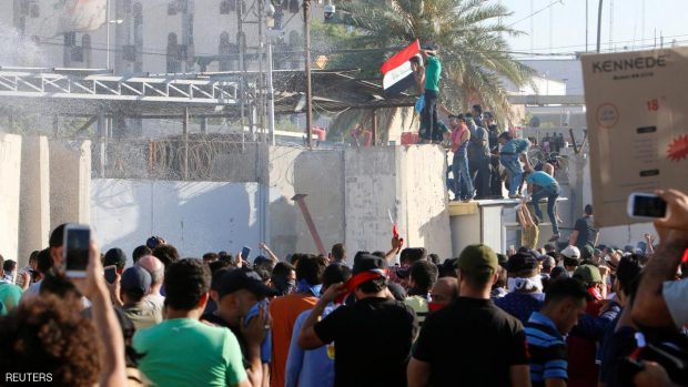 المتظاهرون اقتحموا المنطقة الخضراء ووقعت اشتباكات مع الشرطة قبل أن يتراجعوا