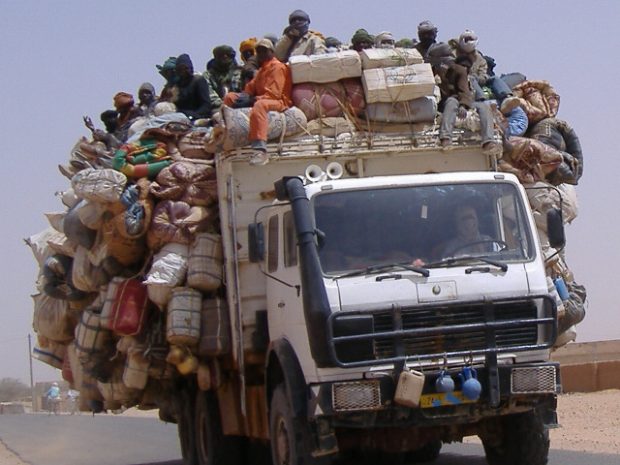  شاحنة تحمل مهاجرين تم تهريبهم تغادر أغاديز لعبور الصحراء إلى ليبيا
