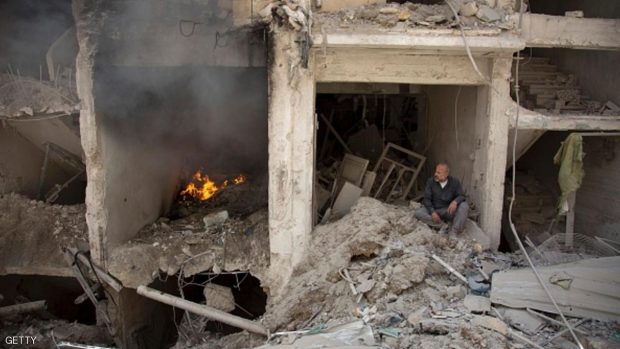 أنقاض بناية تعرضت لقصف الجيش السوري في حلب