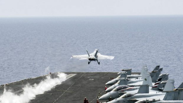 قاذفة أمريكية من طراز "إف أيه-18" تقلع من متن حاملة الطائرات "هاري ترومان" لتوجيه ضربات إلى "تنظيم الدولة" في سوريا