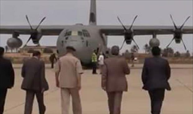  الطائرة الإيطالية عند وصولها لمطار مصراته (صفحة المجلس البلدي بفيسبوك)