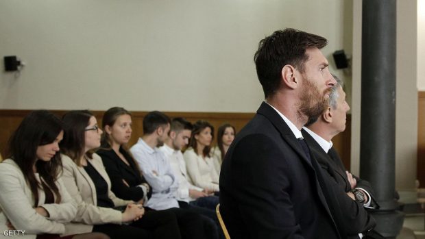 ميسي ووالده أثناء مثولهما أمام المحكمة في يونيو الماضي