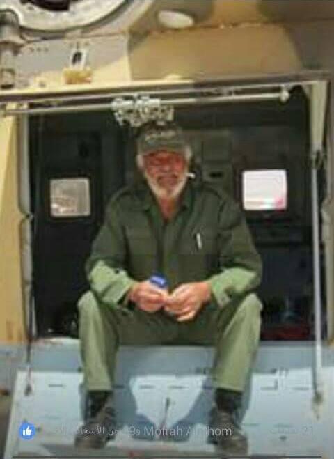  أحد القتلى ﻋﺒﺪ ﺍﻟﺤﻜﻴﻢ ﻣﺤﻤﺪ ﺍﻟﺤﺠﺎﺯﻱ، فني ﻃﺎﺋﺮﺍﺕ ﻣﺮوحية في قاعدة ﺑﻨﻴﻨﺎ ﺍﻟﺠﻮية. صفحة جلال الدرسي (فيسبوك)