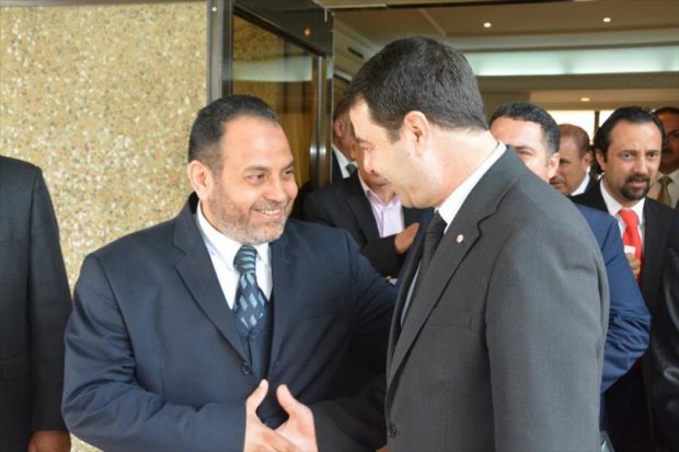 وزير الداخلية بحكومة الوفاق ( في الجهة اليسرى من الصورة) 